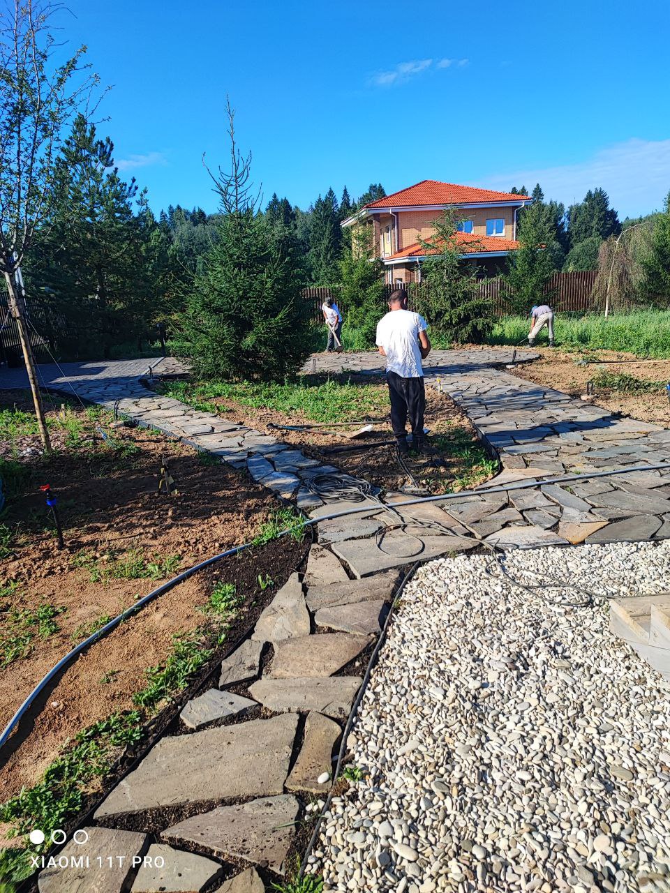 Устройство дорожек из плитняка в городе Клин