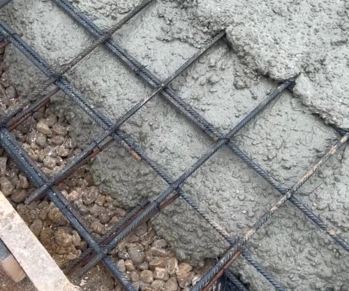 Заезд из армированной бетонной плиты